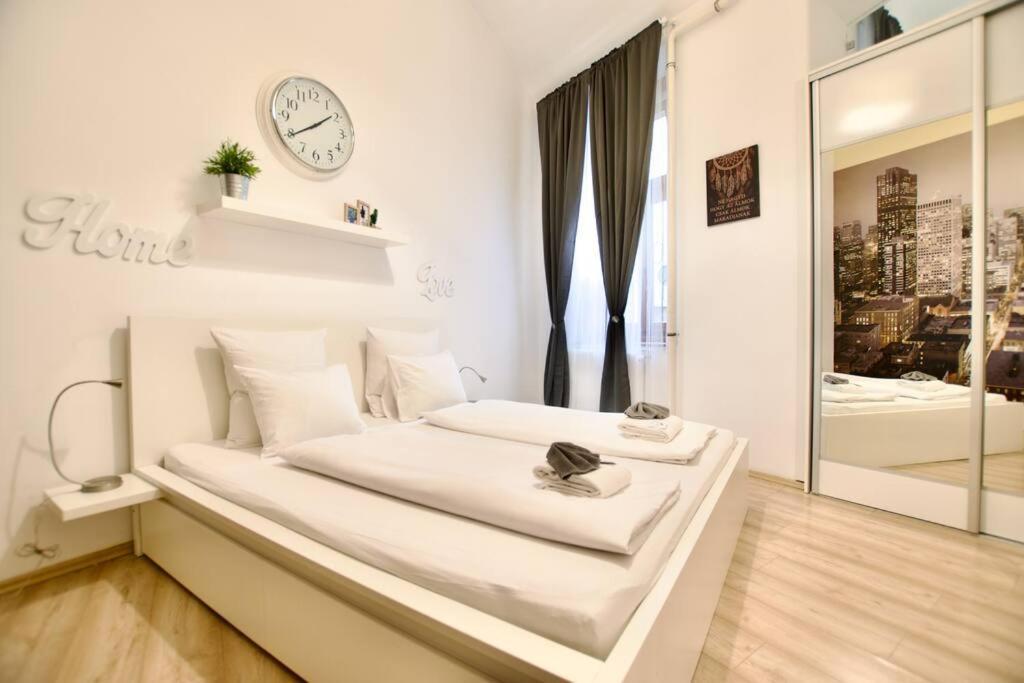Standard Apartment By Hi5- Podmaniczky Street بودابست المظهر الخارجي الصورة